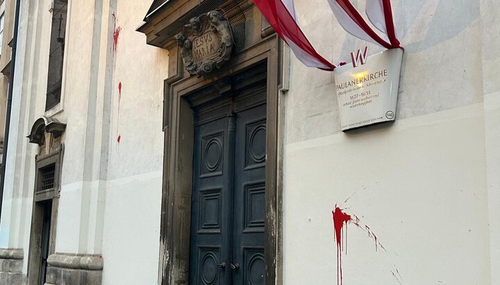 Die Fassade der Paulanerkirche in Wien-Wieden wurde in der Nacht zum 24. September mit roter Farbe beschmiert – ein weiteres Zeichen wachsender Christenfeindlichkeit, so die Meldestelle.