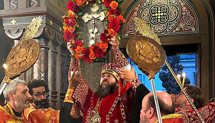 Bischof Irenei leitete die Feierlichkeiten zum Fest der Kreuzerhöhung in der Kathedrale von Genf – mit Kreuzprozession, Weihen und geistlichem Austausch. Foto: Diözese