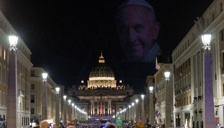 Zum ersten Mal in der Geschichte wurde über dem Petersdom im Vatikan eine Lichtshow veranstaltet. Foto: nationalgeographic.