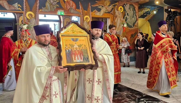 Während der Heiligsprechungsfeier in Warschau wurde die Ikone der Märtyrer von Katyn präsentiert, die die drei neuen Heiligen zeigt, aber auch für die vielen namenlosen Toten des Massakers steht. Foto: bialystok.pl