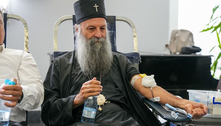 Patriarch Porfirije bei der Blutspende im Pfarrhaus am Dom des Heiligen Sava in Belgrad. Foto: spc.rs