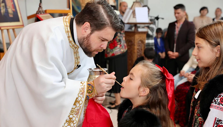 Gläubige und Gäste nahmen an der Göttlichen Liturgie teil und feierten anschließend bei traditioneller rumänischer Kost, Handwerkskunst und Musik die lebendige Kultur und den Glauben der rumänischen Diaspora in Gänserndorf. Foto: Gemeinde