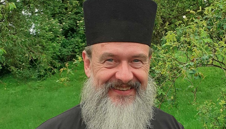 Vater Matthias Zierenberg zelebriert sonntags in der Dreifaltigkeitskapelle an der Lubentiuskirche in Limburg-Dietkirchen. Foto: Gemeinde