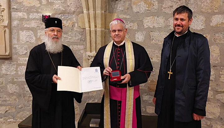 Metropolit Serafim (l.) und Weihbischof Dr. Reinhard Hauke (M.) bei der feierlichen Übergabe der Reliquien in der Krypta des Erfurter Doms.