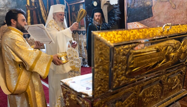Patriarch Daniel weihte das Reliquiar des heiligen Dumitru Stăniloae in der Kapelle der Patriarchalresidenz in Bukarest. Foto: Patriarchat