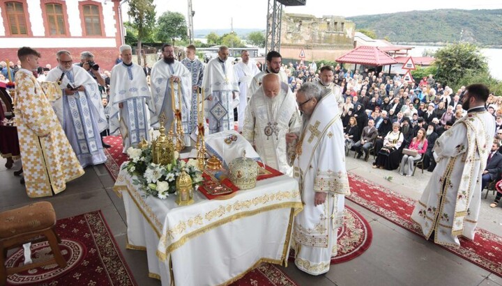 Metropoliten und Gäste feiern 800 Jahre Kloster Bazjaš mit einer feierlichen Liturgie und kulturellem Programm. Foto: spc.rs