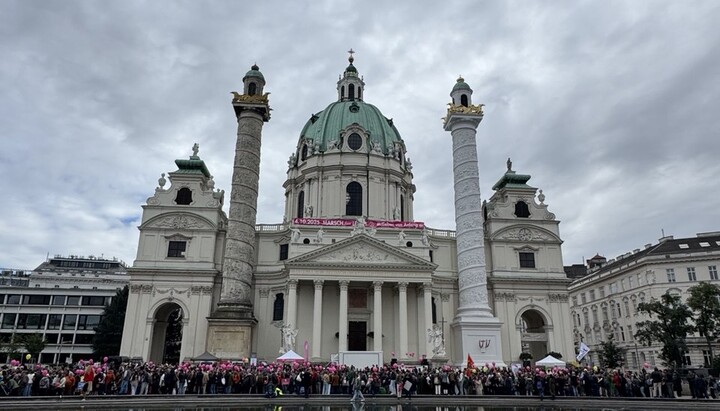 Wiener Marsch fürs Leben vor der Karlskirche. Foto: UOJ