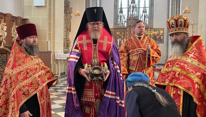 Pilger verehren die Reliquien der Heiligen Agatha im Kloster Kamp-Lintfort: Seit dem 12. Jahrhundert wird dort ein Teil ihres Schädels aufbewahrt. Foto: Diözese