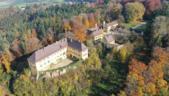 Das historische Schloss Seyfriedsberg – künftiger Standort des orthodoxen Klosters, Diözesanzentrums und Priesterseminars der Bruderschaft des Hl. Hiob von Počaev. Die denkmalgeschützte Anlage wird derzeit schrittweise saniert.