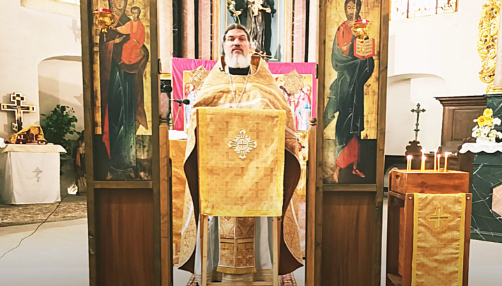Die russisch-orthodoxe Gemeinde Mainz versammelt sich sonntags mit Priester Matthias Fröse zur Heiligen Liturgie in der Jakobuskirche. Foto: Screenshot YouTube