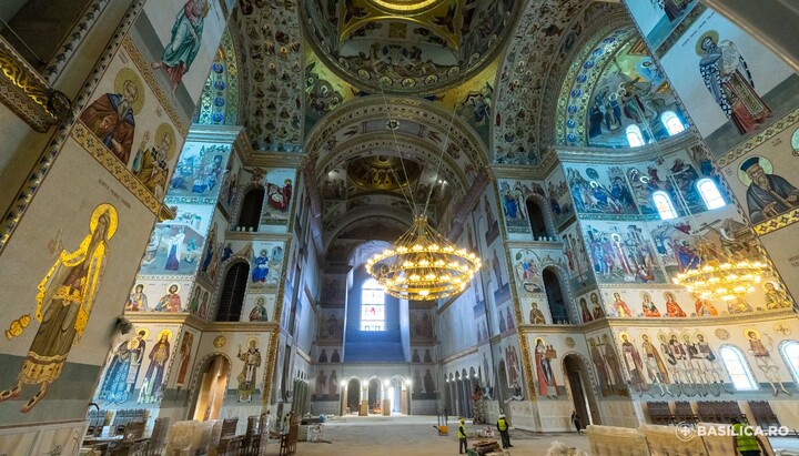Innenansicht der Nationalkathedrale: Arbeiter vollenden Mosaikarbeiten und bereiten die Kulisse für die Weihezeremonie vor. Foto: Basilica.ro