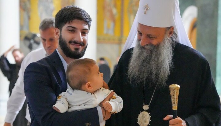 Patriarch Porfirije mischte sich nach der Liturgie unter die Gläubigen. Foto: spc.rs