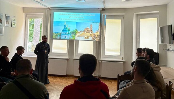 Ukrainische orthodoxe Jugend bei einer Vorlesung. Foto: Abteilung für kirchliche Außenbeziehungen der UOC