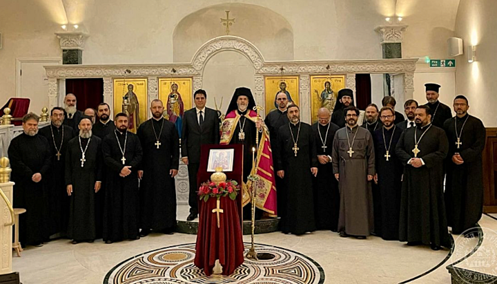 Metropolit Antonij (M.) und Priester der Diözese zelebrierten die Göttlichen Liturgie in der bulgarischen Kirche „St. Johannes von Rila“ in London. Foto: Patriarchat