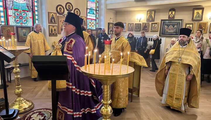 Erzbischof Tichon von Rusa zelebriert die Göttliche Liturgie in der Düsseldorfer Kirche der Heiligen Jungfrau – unterstützt von Geistlichen aus dem Westdekanat. Foto: Diözese