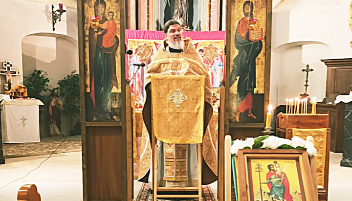 Priester Matthias Fröse bei der Predigt in der Außenstelle Meisenheim der russisch-orthodoxen Gemeinde Mainz. Foto: Screenshot YouTube