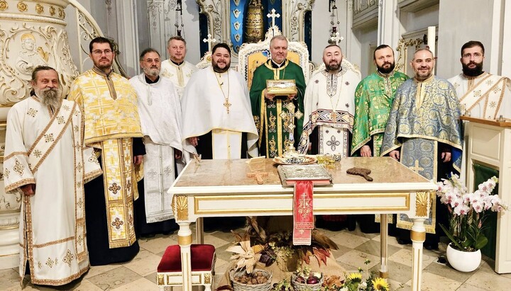 Die rechte Hand des Heiligen Nikolaus von Myra wurde während der dreitägigen Wallfahrt von Tausenden Gläubigen in vier rumänisch-orthodoxen Gemeinden in Westdeutschland verehrt. Foto: mitropolia-ro.de