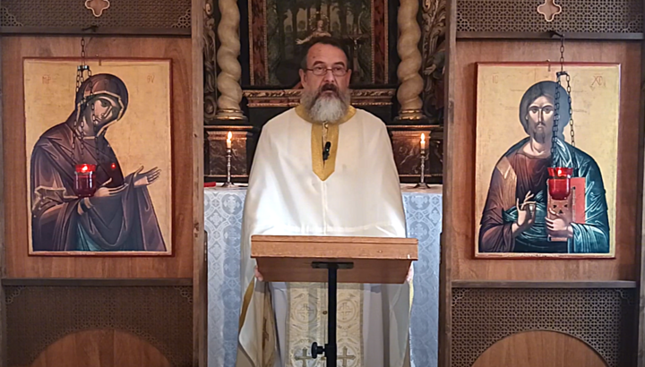 Vater Matthias Zierenberg zelebriert sonntags in der Dreifaltigkeitskapelle an der Lubentiuskirche in Limburg-Dietkirchen. Foto: Screenshot YouTube