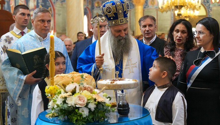 Patriarch Porfirije segnet den Slava-Kuchen zum Fest Mariä Schutz – Zeichen der Dankbarkeit und des Segens für die Gemeinde. Foto: spc.rs