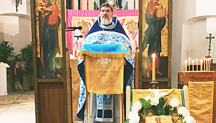 Priester Matthias Fröse bei der Predigt in der Außenstelle Meisenheim der russisch-orthodoxen Gemeinde Mainz. Foto: Screenshot YouTube