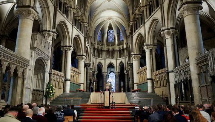 Erzbischöfin von Canterbury, Sarah Mullally, hält eine Ansprache in der Kathedrale von Canterbury. Foto: REUTERS