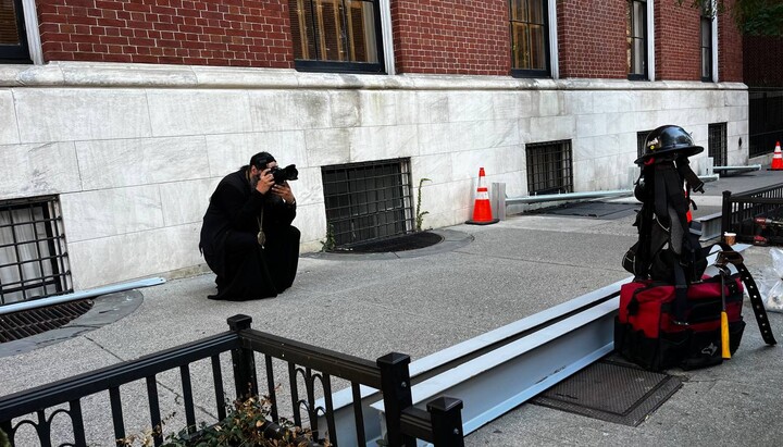 In Manhattan wurde die Synodalresidenz der ROKA jetzt einerüstet. Bischof Hiob hatte schon die Vorbereitungen dazu für seinen Film festgehalten. Foto: ROKA