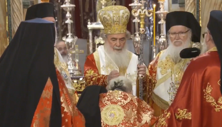 Patriarch Theophilos weiht den Erzbischof von Sinai, Farana und Raifa Simeon. Foto: Bildschirmaufnahme aus einem Facebook-Video orthodoxjo.tv