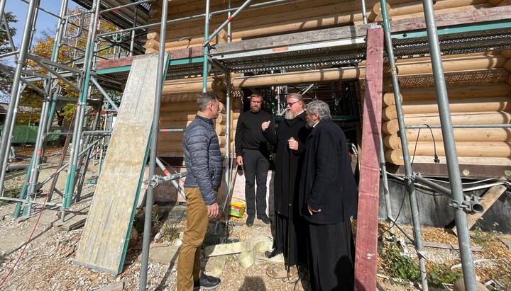 Erzbischof Tichon von Rusa informierte sich nach der Göttliche Liturgie über die Fortschritte beim Kirchenbau. Foto: Diözese