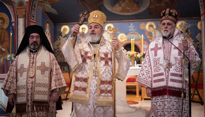Gemeinsamer Gottesdienst in Düsseldorf (v. l.): Bischof Emmanuel von Christoupolis, Metropolit Isaak und Metropolit Grigorije. Foto: eparhija-nemacka.com