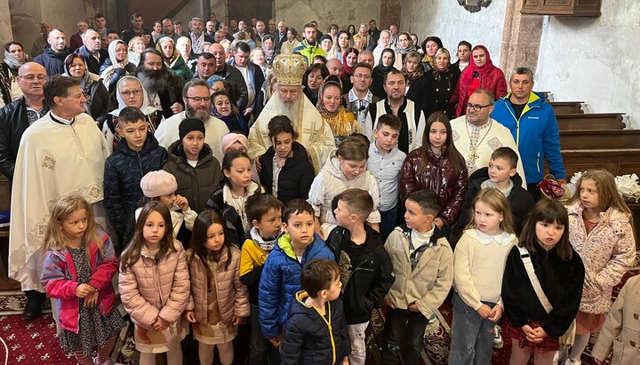 Metropolit Serafim mit den mitfeiernden Priestern und Gläubigen der rumänisch-orthodoxen Gemeinde Bischofshofen-Zell am See nach der Heiligen Liturgie in der Frauenkirche. Foto: Gemeinde