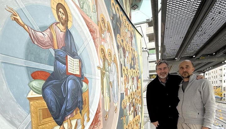 Ikonenmaler Alexandru Nicolau und Priester Emanuel Nuțu an der Allerheiligen-Freske an der Westwand der Kirche „St. Stephan der Große“ in Wien. Foto: Gemeinde