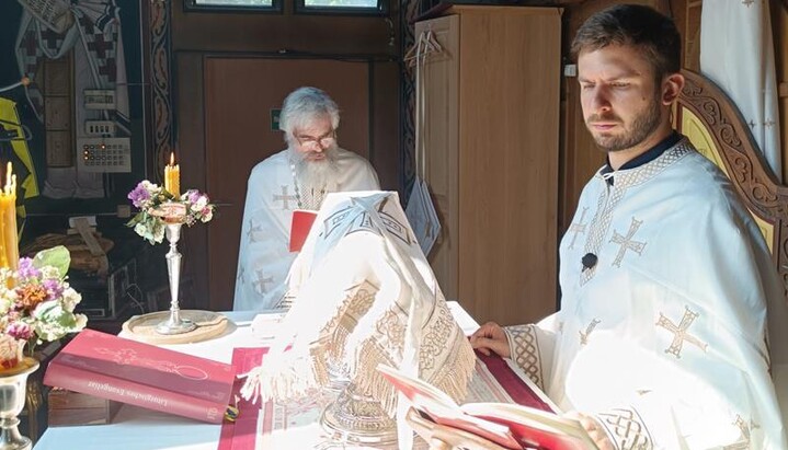 Priester Dejan Ristić (r.) betonte die Notwendigkeit von christlicher Gemeinschaft, um im Glauben zu wachsen. Foto: eparhija-nemacka.com