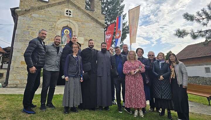 Die Pilgergruppe mit Priester Stefan Marić während ihrer Wallfahrt zu den Klöstern in Kosovo und Metochien. Foto: Gemeinde