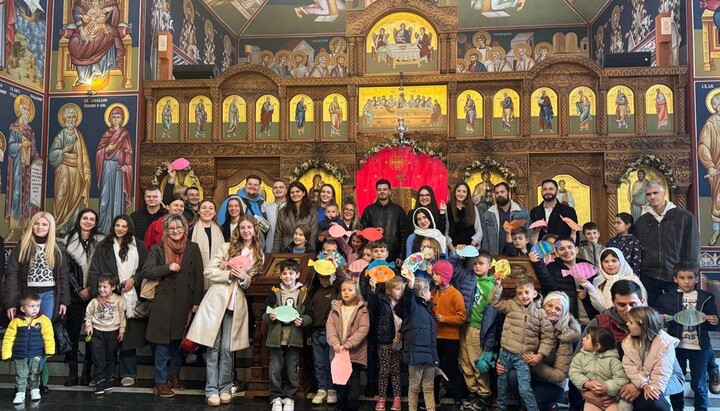 Kinder und Erwachsene beim Workshop „Die Kraft der Einheit“ der serbisch-othodoxen Jugendgemeinde München: Durch Spiel und Basteln entdecken sie die Bedeutung von Zusammenhalt und Glauben. Foto: Gemeinde