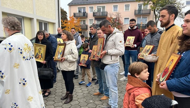 Prozession beim Tempelfest in Augsburg: Gläubige und Geistliche ziehen nach der Göttlichen Liturgie feierlich um die Kirche zu Ehren der Heiligen Stefan und Jelena-Jelisaveta Štiljanović. Foto: Gemeinde