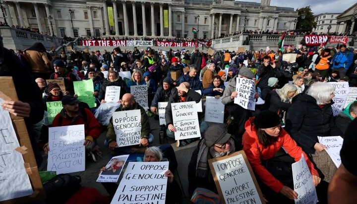 Unterstützer der Palestine Action auf einer Demonstration. Foto: telegraph