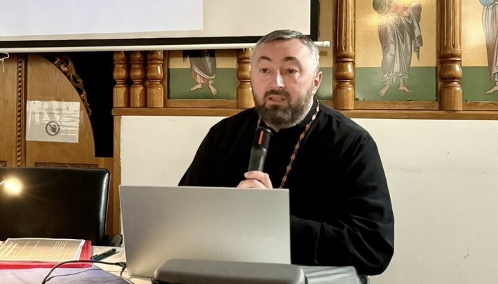 Priester Ispas Ruja koordiniert gemeinsam mit seinem Team die Online-Katechese, die Gläubigen und Taufinteressenten hilft, den orthodoxen Glauben im Alltag zu vertiefen.