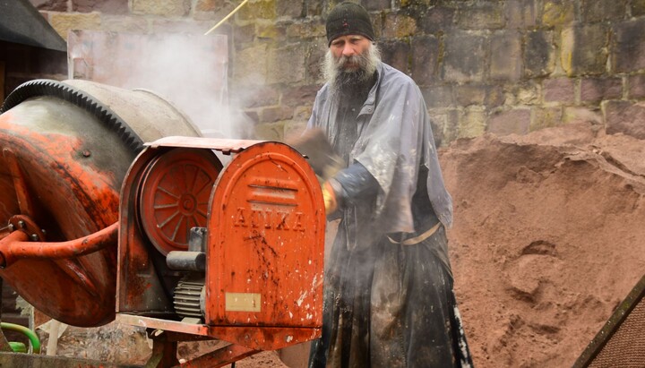 Die Mönche des Dreifaltigkeitsklosters Buchhagen setzen den Bau ihrer Kirche fort – nach dem Dach folgt nun der Putz: außen in warmem Eisenoxid-Orange, innen in schlichten Kalktönen. Foto: Kloster