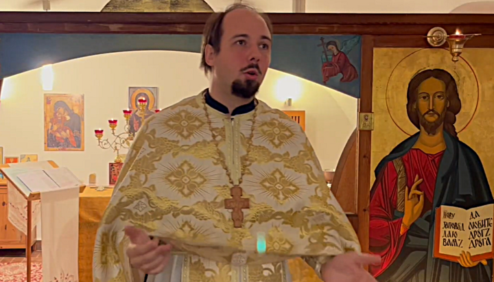 Priester Konstantin Anikin sprach in der Gemeinde des Heiligen Isidor in Berlin. Foto: Screenshot YouTube
