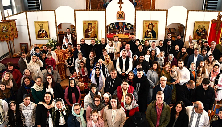 Feierliche Liturgie zum 30-jährigen Bestehen der Gemeinde St. Apostel Petrus und Paulus in Ulm mit Geistlichen, Gläubigen und Gästen. Foto: Gemeinde