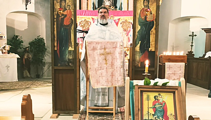 Priester Matthias Fröse bei der Predigt in der Außenstelle Meisenheim der russisch-orthodoxen Gemeinde Mainz. Foto: Screenshot YouTube