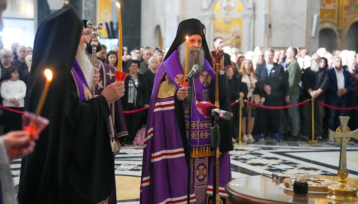 Patriarch Porfirije erinnerte im Dom des Heiligen Sava an die 16 Opfer des Einsturzes von Novi Sad – unter den Trauernden waren auch Familienangehörige der Verstorbenen. Foto: Patriarchat