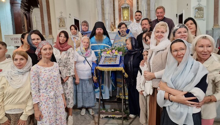 Die wundertätige Ikone der Gottesmutter von Kursk wurde zur ersten Liturgie der neuen orthodoxen Gemeinde in Gibraltar feierlich in die Kathedrale St. Mariä Gekrönte getragen. Foto: Diözese