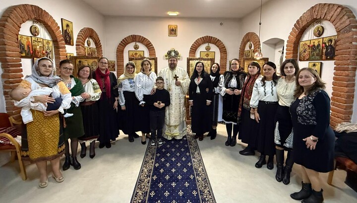 Weihbischof Sofian von Kronstadt mit Pfarrersfrauen aus Deutschland und Österreich in Vöcklabruck. Foto: Gemeinde
