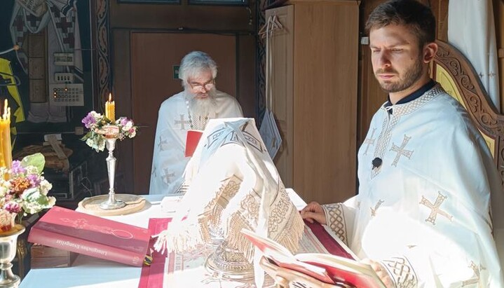 Priester Dejan Ristić (r.) erinnerte in seiner Allerseelenpredigt daran, dass Gott den Menschen nicht nach Gesetzen, sondern nach Liebe beurteilt. Foto: Gemeinde
