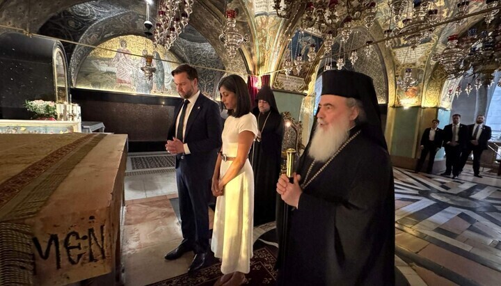Patriarch Theophilos und das Ehepaar Vance in der Grabeskirche. Foto: Pressedienst der Kirche von Jerusalem
