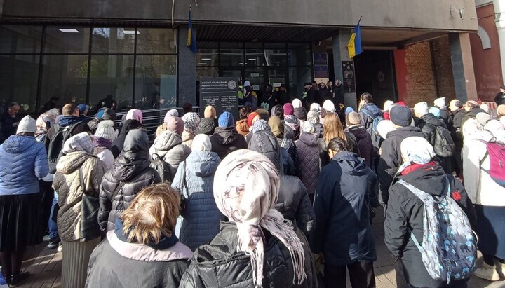 Gläubige der UOK vor dem Gerichtsgebäude. Foto: TG-Kanal „Fortetsja Lawra“