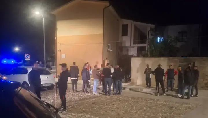 Bürger vor der Kirche in Villaperuccio. Foto: Unionesarda