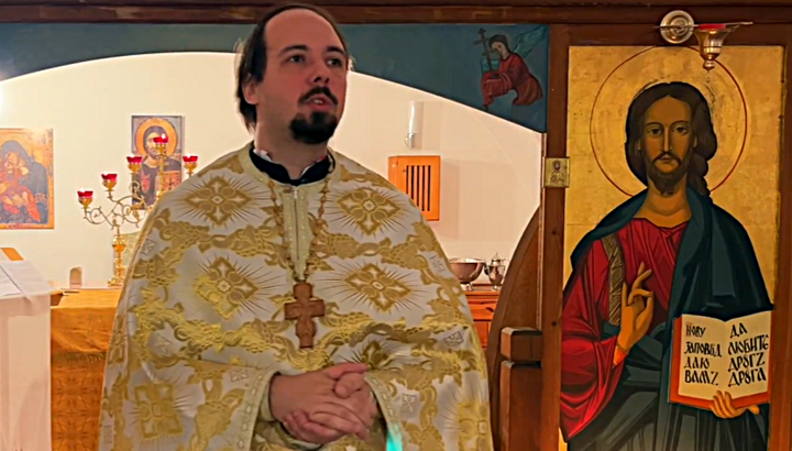 Priester Konstantin Anikin sprach in der Gemeinde des Heiligen Isidor in Berlin. Foto: Screenshot YouTube