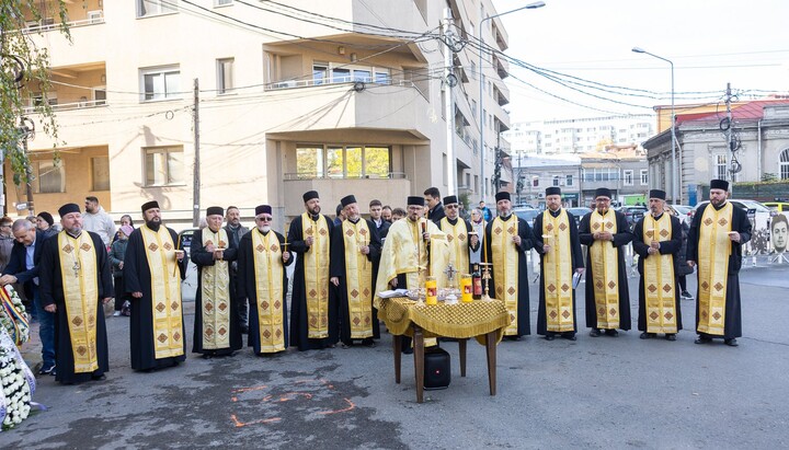 Priester beim Gedenkgottesdienst. Foto: basilica.ro